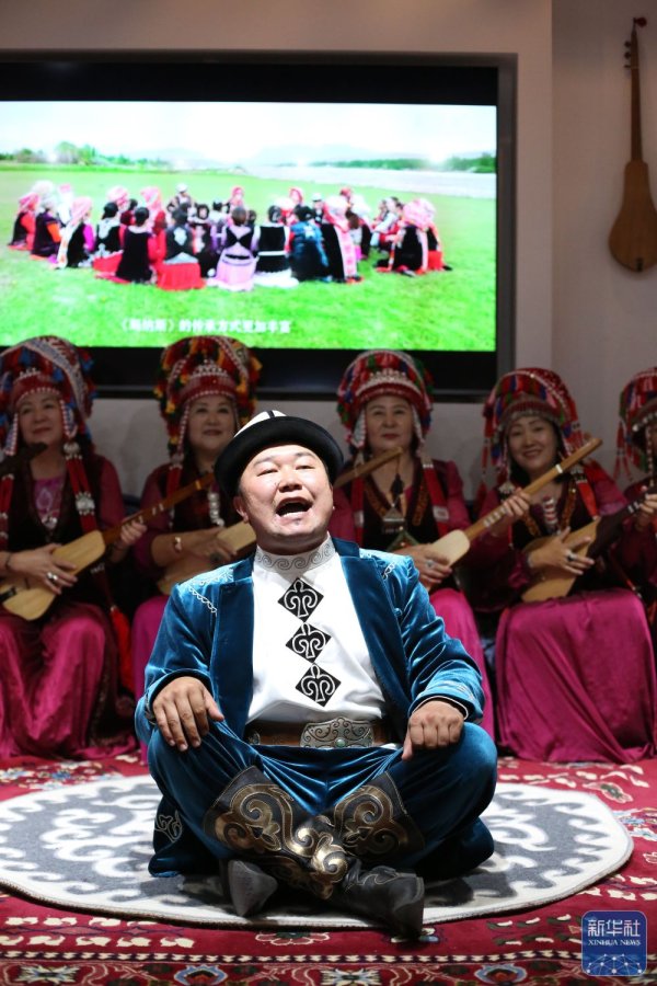 股票配资平台最新 砥砺奋进七十载 天山南北谱华章丨95后《玛纳斯》传承人传唱英雄史诗