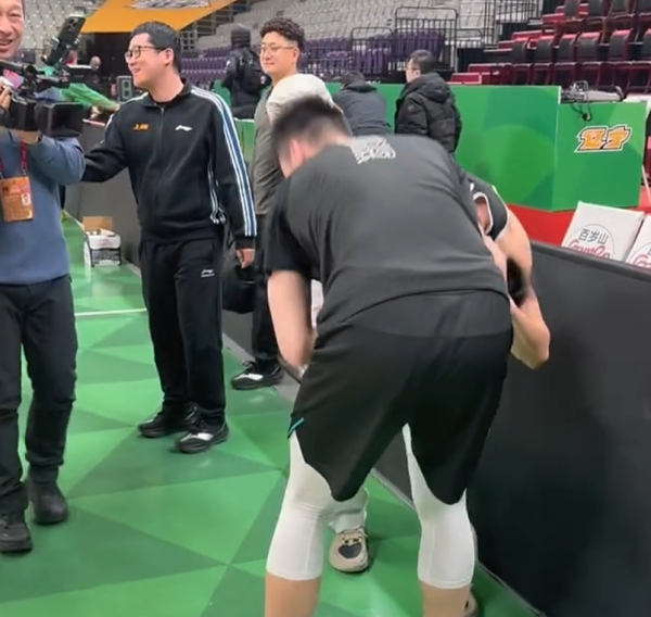 股票配资平台最新 备战辽宁太暖心！张镇麟与继伟打闹+拥抱杨鸣！弗格搂住好兄弟！