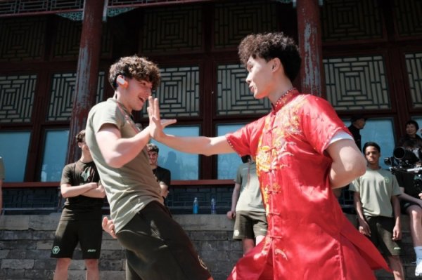 湖北配资开户 狼队青年队在中国参加英超青年杯，小将们到颐和园学习太极拳